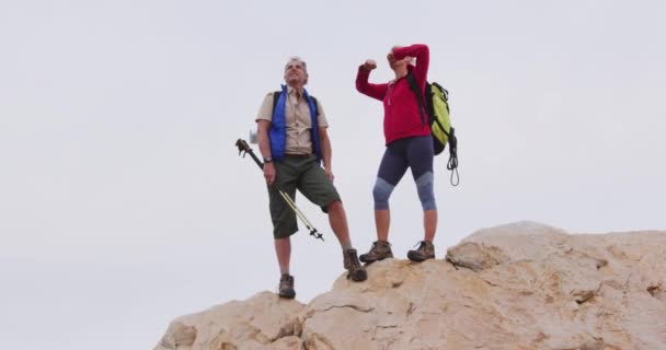 Senior Pareja Excursionistas Con Mochila Bastones Trekking Pie Con Los — Vídeos de Stock