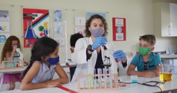 Kaukasiske Kvindelige Lærer Iført Ansigtsmaske Skolen Undervise Børn Skolen Klasseværelse – Stock-video