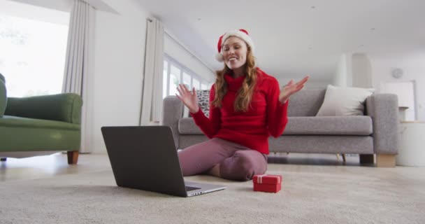 Mujer Caucásica Pasando Tiempo Casa Sala Estar Sonriendo Usando Sombrero — Vídeos de Stock