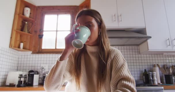 Retrato Mujer Caucásica Casa Sentada Cocina Haciendo Videollamada Usando Auriculares — Vídeo de stock