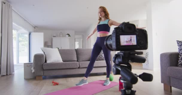 Biała Kobieta Spędza Czas Domu Salonie Ćwicząc Rozciągając Nagrywając Kamerą — Wideo stockowe