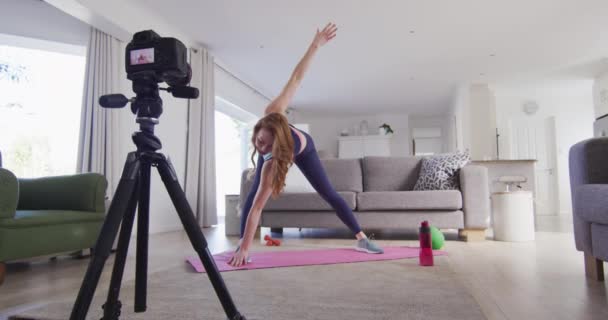 Mujer Caucásica Pasando Tiempo Casa Sala Estar Haciendo Ejercicio Estirando — Vídeo de stock