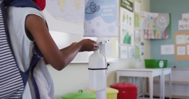 Colegial Con Mascarilla Manos Desinfectadas Educación Vuelta Seguridad Sanitaria Escolar — Vídeos de Stock