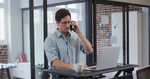 Kaukasische Männliche Business Kreativ Arbeiten Modernen Büros Mit Laptop Computer — Stockvideo