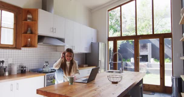 Mujer Caucásica Casa Sentada Mesa Cocina Haciendo Videollamada Portátil Con — Vídeos de Stock