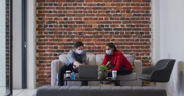 창업자 사무실에서 마스크를 노트북 컴퓨터를 사용하여 움직임 코로나 바이러스가 유행하는 — 비디오