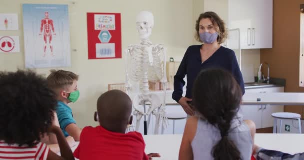 Hvit Kvinnelig Lærer Med Ansiktsmaske Skolen Underviser Barn Klasserommet Utdanning – stockvideo
