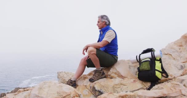 Uomo Anziano Escursionista Con Zaino Seduto Sulle Rocce Montagna Guardando — Video Stock