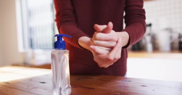 Mittelteil Der Kaukasischen Frau Hause Mit Handgel Händedesinfektion Der Küche — Stockvideo