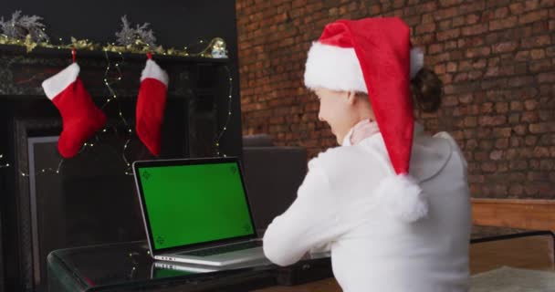 Vit Kvinna Hemma Vid Jul Klädd Tomte Hatt Gör Videosamtal — Stockvideo