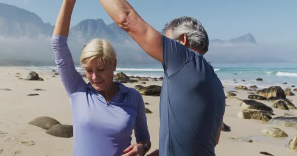 Senior Pareja Excursionistas Bailando Playa Mientras Caminan Trekking Senderismo Naturaleza — Vídeos de Stock
