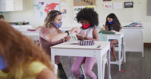 在学校里 白人女教师戴着面具 在学校的教室里教孩子 Covid19 Coronavirus大流行病期间重返校园健康安全教育 — 图库视频影像