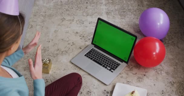 Kaukasische Frau Hause Die Geburtstag Feiert Videotelefonie Auf Laptop Macht — Stockvideo