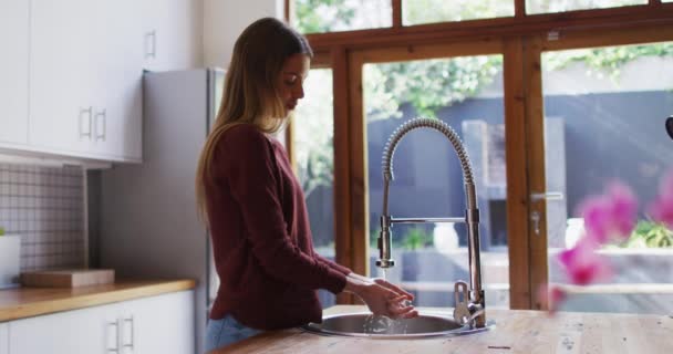 Kaukasische Frau Verbringt Zeit Hause Steht Waschbecken Und Wäscht Sich — Stockvideo