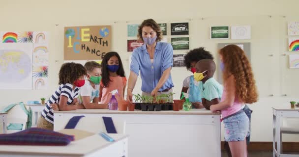 교사가 마스크를 교실에서 아이들을 가르치고 있습니다 보건으로 돌아왔습니다 코로나 바이러스 — 비디오