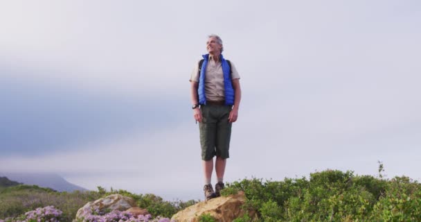 Senior Wandelaar Man Staat Met Zijn Armen Wijd Open Staand — Stockvideo