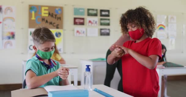 Multi Etnische Groep Van Schoolkinderen Dragen Gezichtsmaskers Desinfecteren Hun Handen — Stockvideo