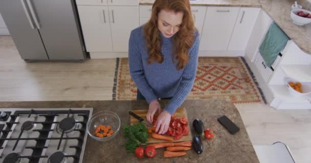 Mujer Caucásica Pasar Tiempo Casa Cortar Verduras Cocina Poner Tazón — Vídeos de Stock