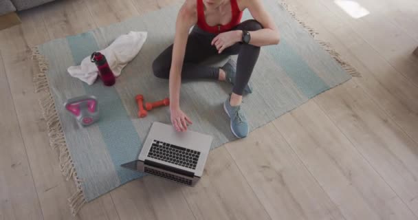 Белая Женщина Проводит Время Дома Гостиной Тренируется Гантелями Использует Ноутбук — стоковое видео