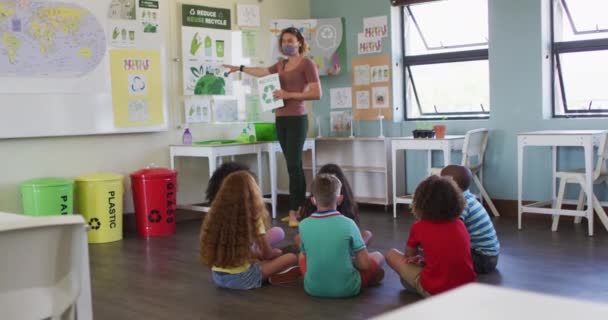 Maestra Caucásica Que Usa Mascarilla Escuela Enseñando Los Niños Aula — Vídeos de Stock