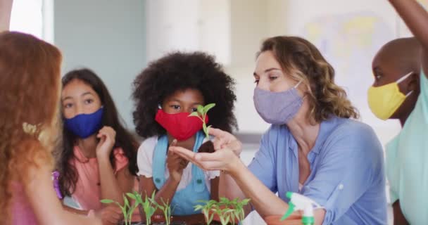 Maestra Caucásica Que Usa Mascarilla Escuela Enseñando Los Niños Aula — Vídeo de stock