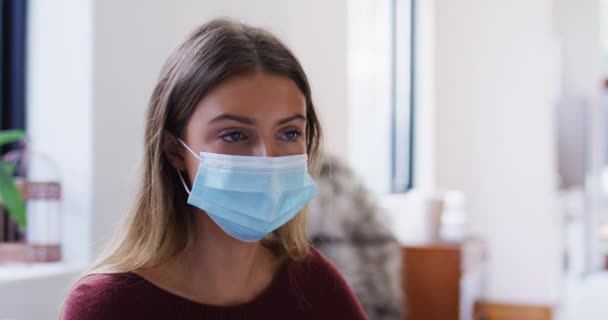 Blanke Vrouw Die Thuis Zit Woonkamer Met Gezichtsmasker Hoesten Niezen — Stockvideo