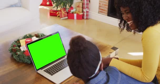 Африканская Американская Мать Дочь Используют Ноутбук Зеленым Экраном Дома Празднование — стоковое видео