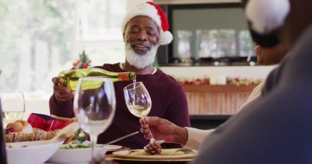 Afro Amerikaanse Senior Man Santa Hoed Gieten Drankje Glas Van — Stockvideo
