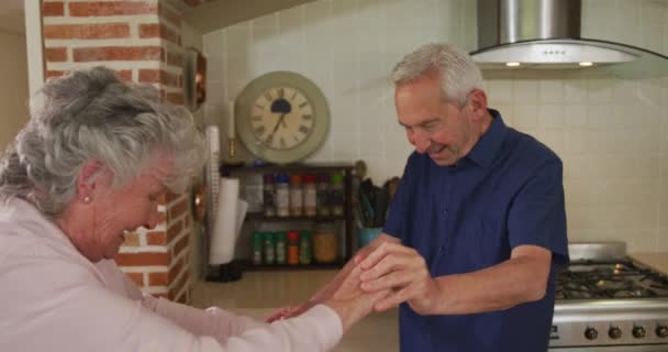 Senior Pareja Caucásica Bailando Cocina Cámara Lenta Disfrutando Tiempo Casa — Vídeo de stock