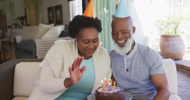 Feliz Casal Afroamericano Sênior Vestindo Chapéus Festa Comemorando Aniversário Segurando — Vídeo de Stock