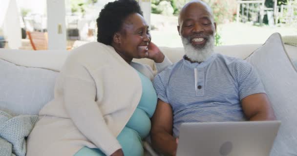 Szczęśliwa Starsza Afrykańska Para Uśmiecha Się Rozmawia Korzysta Laptopa Siedzi — Wideo stockowe