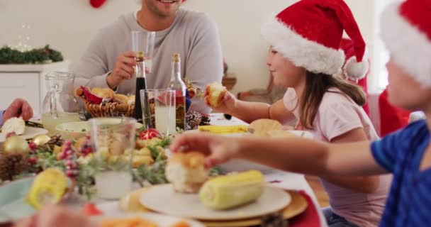 Kaukasiska Familjen Santa Hattar Njuter Lunch Tillsammans Medan Sitter Matbordet — Stockvideo
