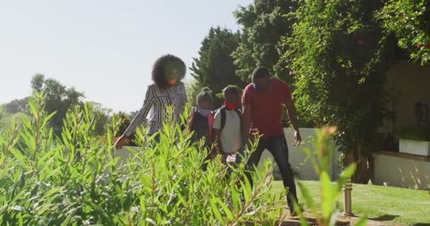 Den Afroamerikanska Familjen Bär Ansiktsmask När Går Trädgården Och Håller — Stockvideo