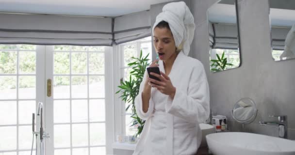 Donna Razza Mista Che Lava Denti Usa Smartphone Bagno Indossando — Video Stock