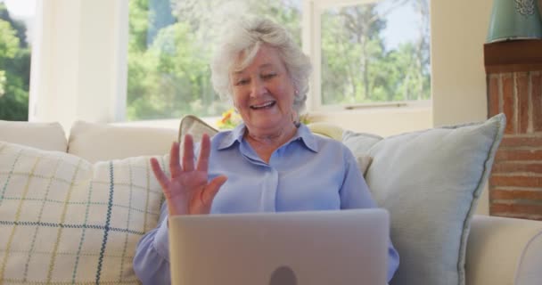 Üst Düzey Beyaz Kadın Bilgisayarını Görüntülü Konuşma Için Kullanıyor Gülümsüyor — Stok video