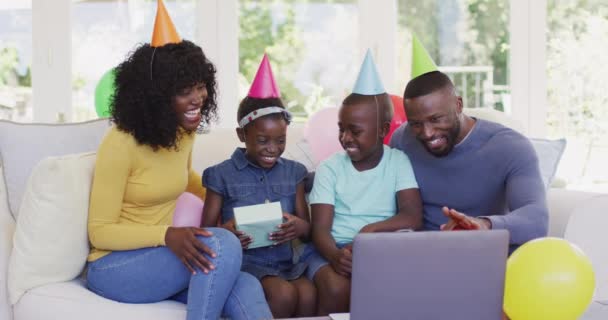 아프리카 미국인 가족들은 소파에 모자를 노트북에 비디오를 흔들었습니다 코로나 바이러스 — 비디오