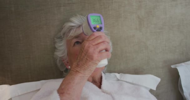 Beyaz Kadın Sıcaklığı Dijital Termometreyle Ölçüyor Derece Yatakta Uzanıyor Ağır — Stok video