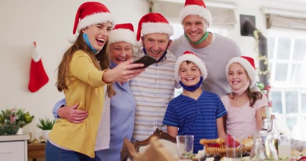 Blanke Familie Draagt Kerstmutsen Gezichtsmaskers Hun Nek Neemt Samen Een — Stockvideo