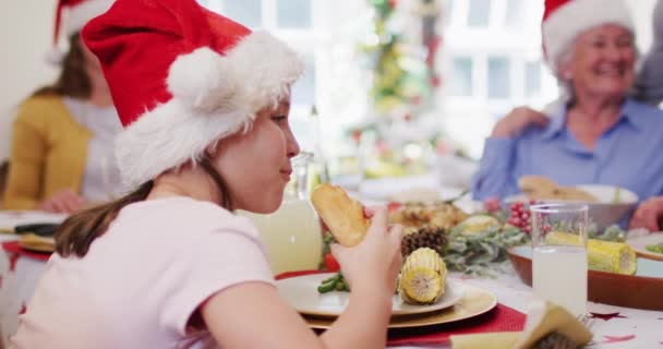 Kaukasiska Familjen Santa Hattar Njuter Lunch Tillsammans Medan Sitter Matbordet — Stockvideo