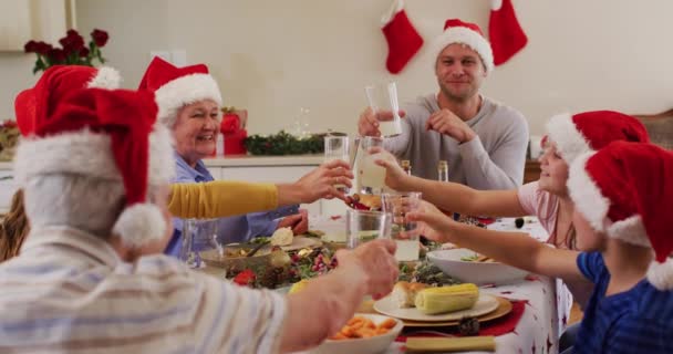 Noel Baba Şapkalı Beyaz Bir Aile Evde Yemek Masasında Otururken — Stok video