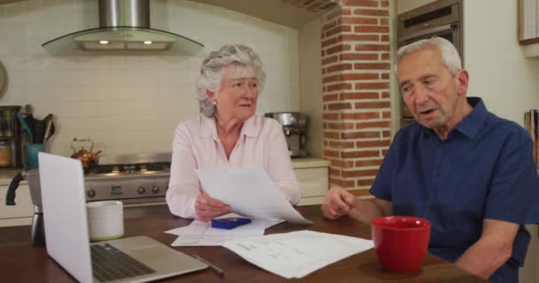 Oudere Blanke Echtpaar Zit Keuken Papierwerk Controleren Man Bonken Zijn — Stockvideo