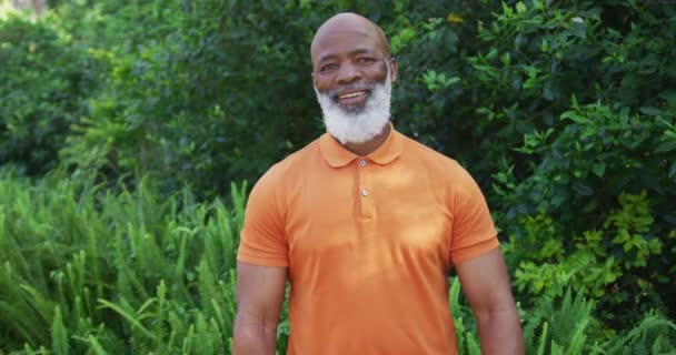 Portret Van Een Afro Amerikaanse Senior Man Die Lacht Zijn — Stockvideo