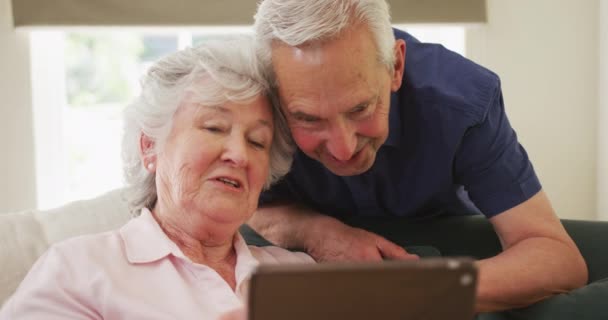 Senior Kaukasisch Paar Glimlachend Vrouw Zit Bank Met Behulp Van — Stockvideo