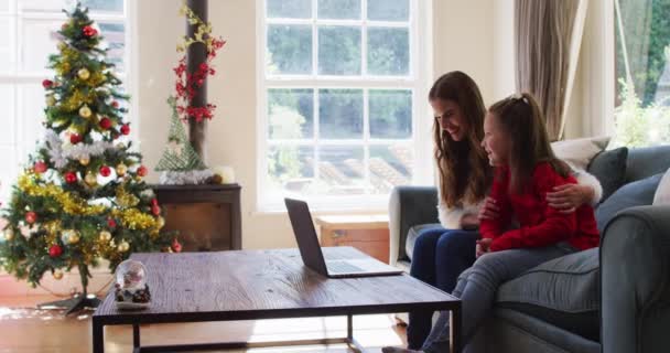 Kaukázusi Anya Lánya Mosolyognak Integetnek Miközben Egy Videóhívás Van Laptopon — Stock videók