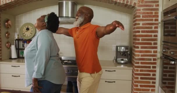 Casal Idosos Afro Americanos Dançando Juntos Cozinha Casa Bloqueio Quarentena — Vídeo de Stock