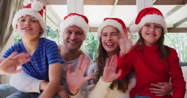 Beyaz Aile Portresi Noel Baba Şapkası Takan Gülümseyen Evdeki Kanepede — Stok video