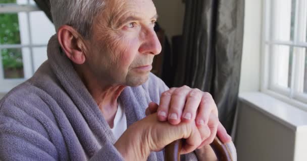 Triste Homme Caucasien Âgé Portant Peignoir Assis Par Fenêtre Appuyé — Video