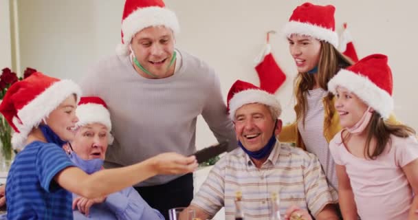 Blanke Familie Draagt Kerstmutsen Gezichtsmaskers Hun Nek Met Behulp Van — Stockvideo