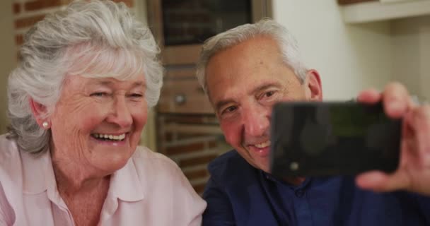 Ein Älteres Kaukasisches Paar Hause Das Ein Selfie Mit Einem — Stockvideo