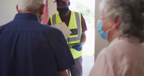 Yüz Maskesi Takan Kıdemli Beyaz Çift Ağır Çekimde Yüz Maskeli — Stok video